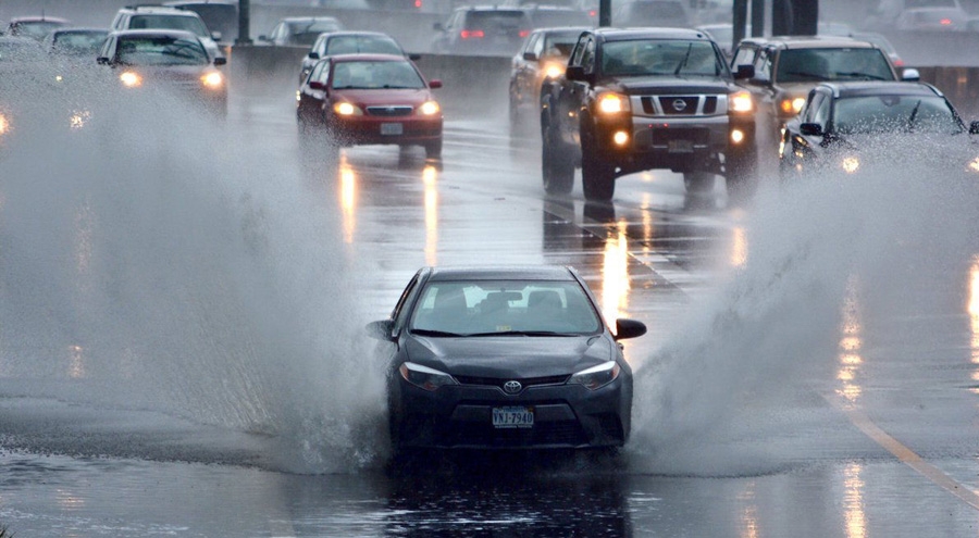 مهمة لحماية السيارة المتضررة من مياه الأمطار...